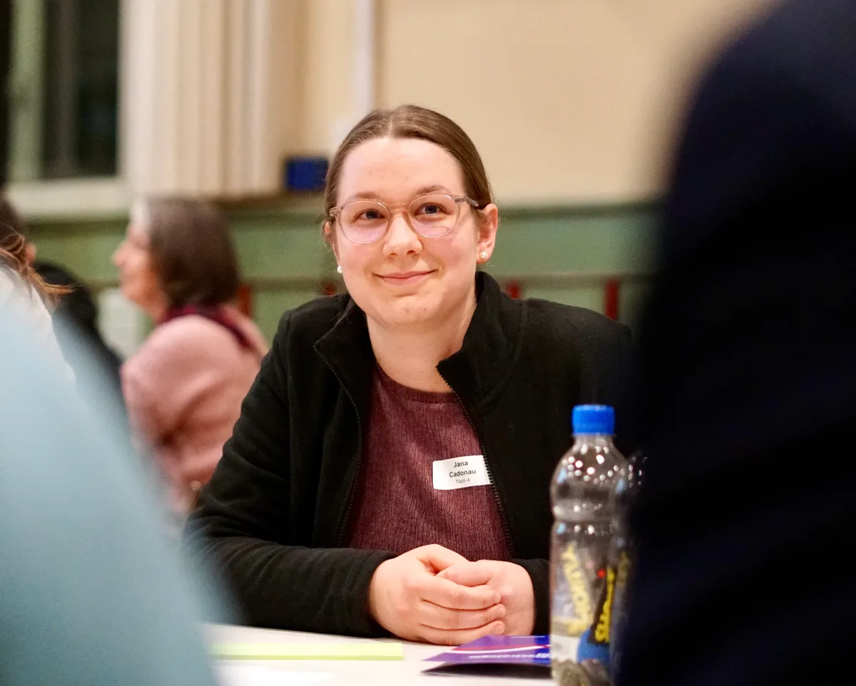 Man sieht eine Teilnehmerin am Workshop.